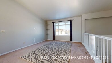 Spacious 4 Bedroom 2 Bath Home with attach in Sioux Falls, SD - Foto de edificio - Building Photo
