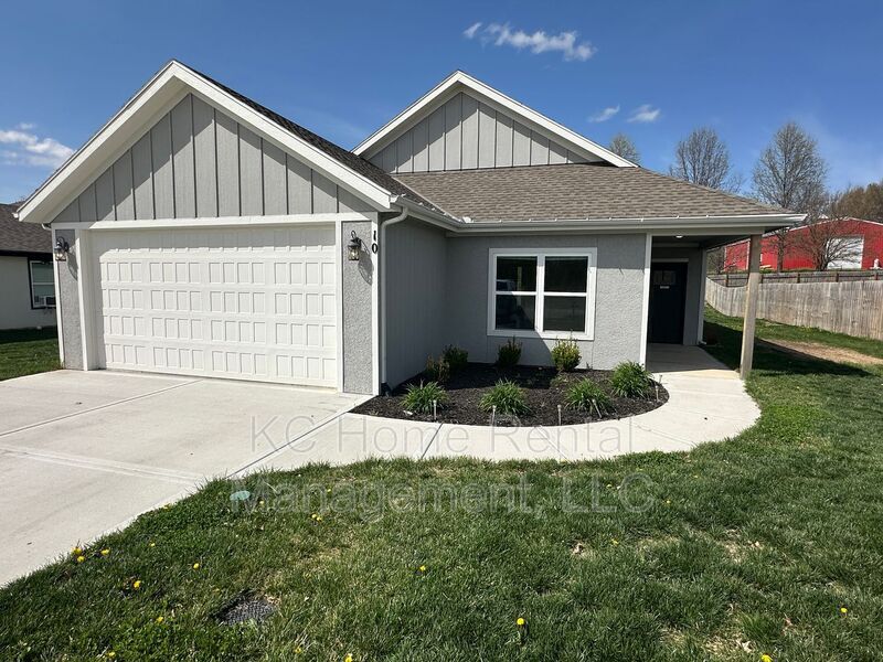 10 Howard Rd in Trimble, MO - Foto de edificio