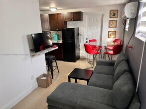 802 NW 3rd Terrace in Hallandale Beach, FL - Building Photo - Building Photo