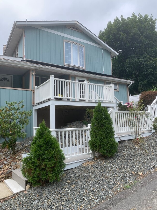 8 Spruce Ave, Unit 2