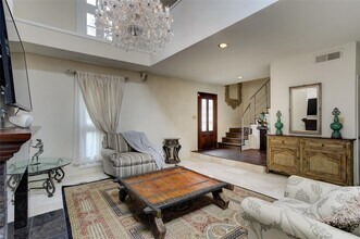 2323 Augusta Dr in Houston, TX - Building Photo - Building Photo