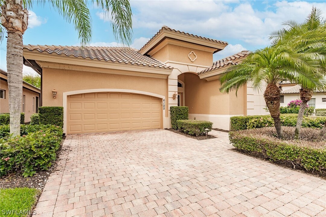 6105 Dogleg Dr in Naples, FL - Foto de edificio