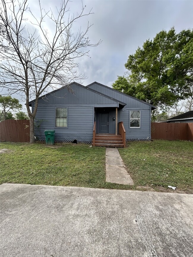 301 W Austin Ave