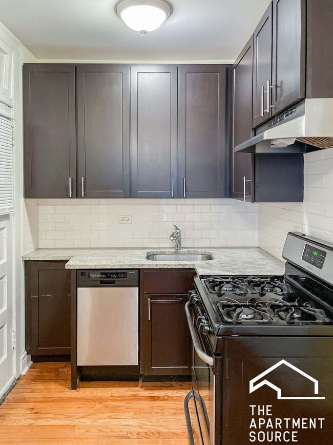 518 W Cornelia Ave, Unit 116 in Chicago, IL - Foto de edificio - Building Photo