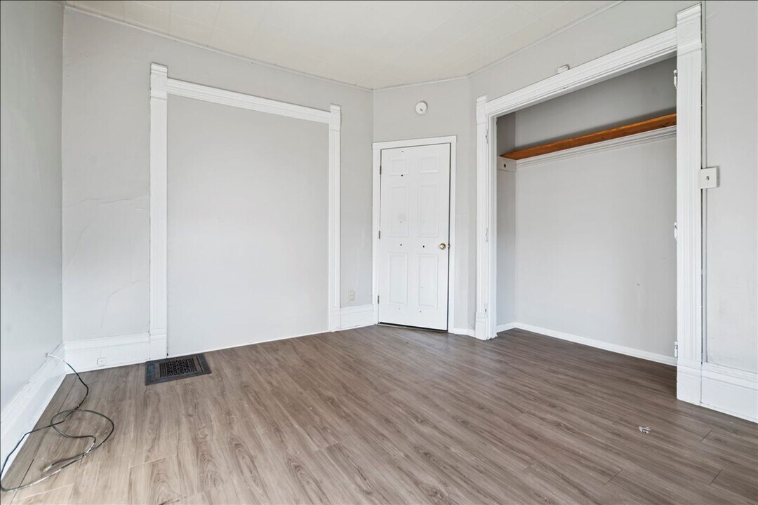 2104 College St-Unit -#1 in Cedar Falls, IA - Building Photo