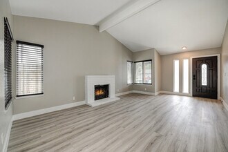 2432 Camino Garden Way in Carmichael, CA - Foto de edificio - Building Photo