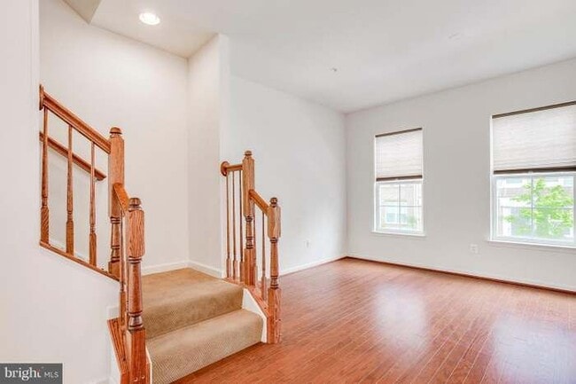 7233 Silver Thorn Way in Beltsville, MD - Foto de edificio - Building Photo