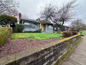626 SE 49th Ave in Portland, OR - Building Photo - Building Photo