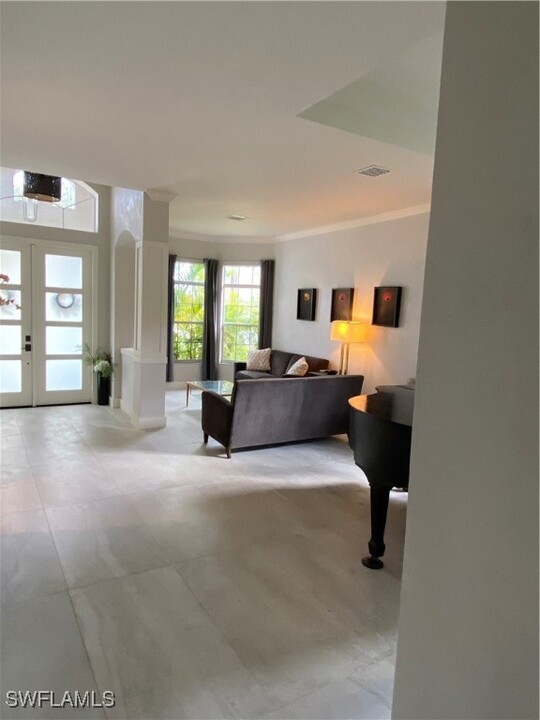 5717 Lago Villaggio Way in Naples, FL - Foto de edificio