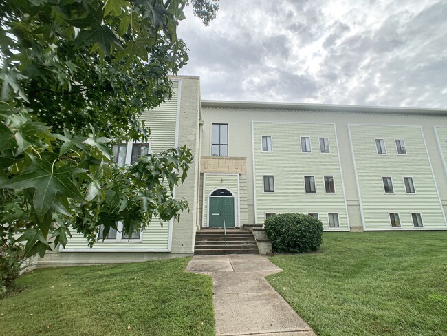 Douglass Manor Apartments in Webster Groves, MO - Foto de edificio - Building Photo