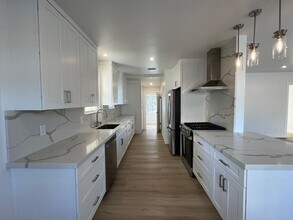 5609 Radford Ave in Los Angeles, CA - Building Photo - Building Photo