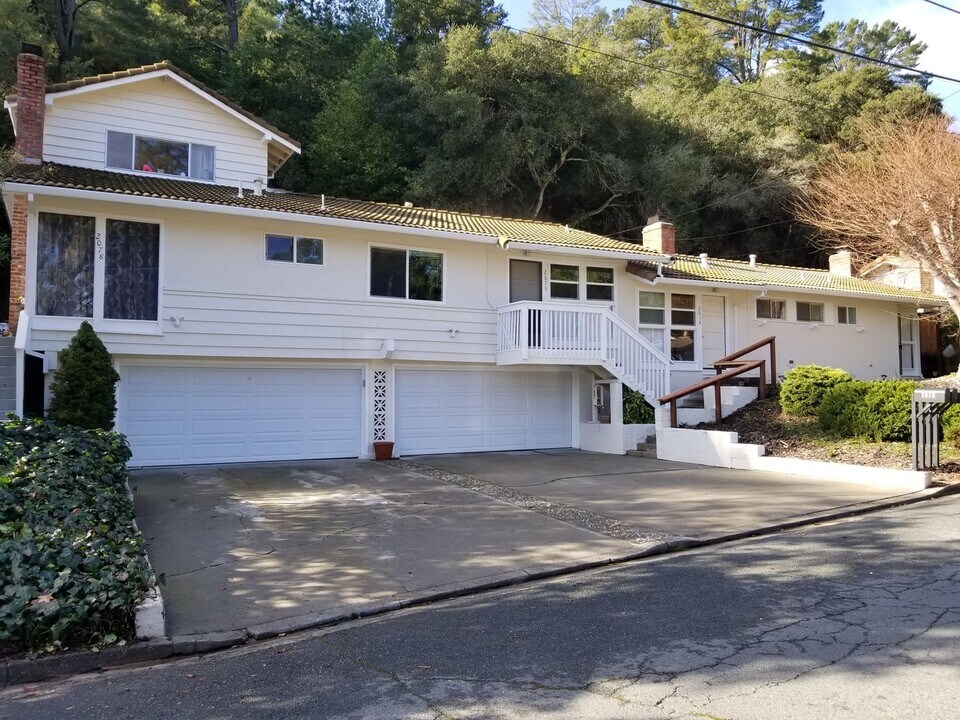 2074 Donald Dr in Moraga, CA - Building Photo