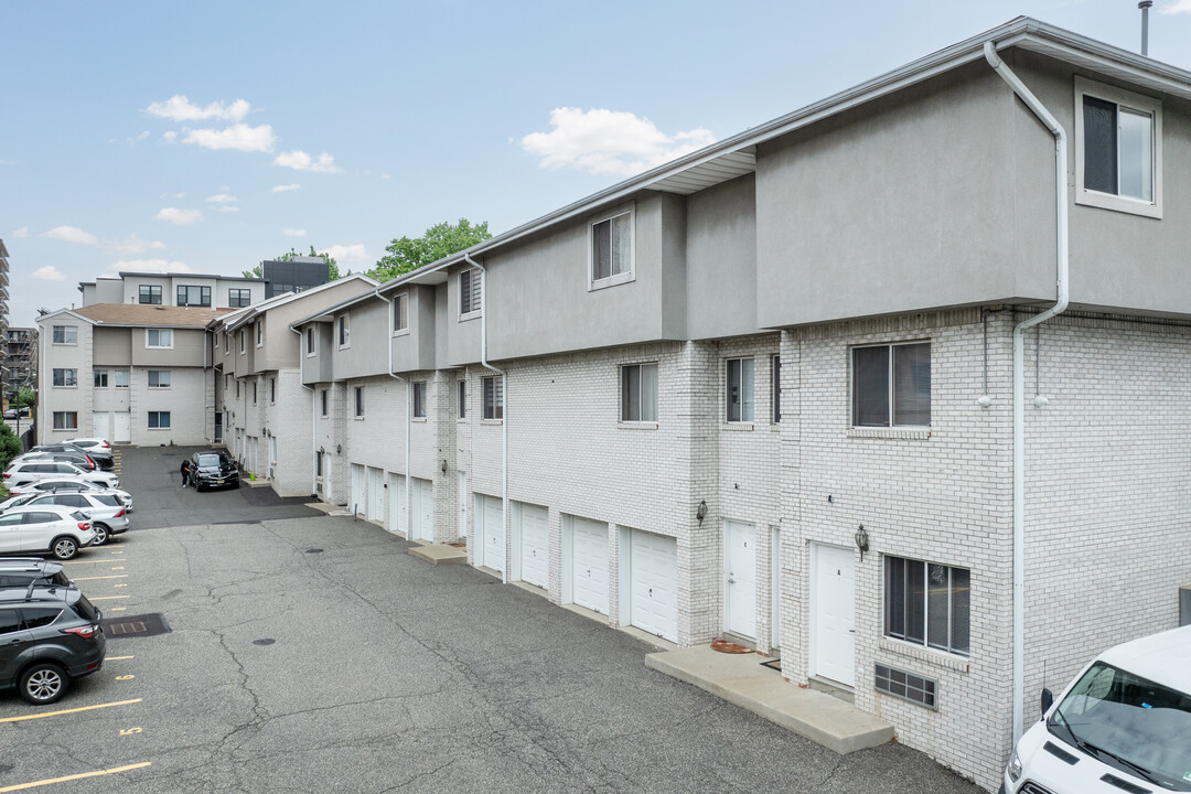 215 Riverview Ave in Cliffside Park, NJ - Building Photo