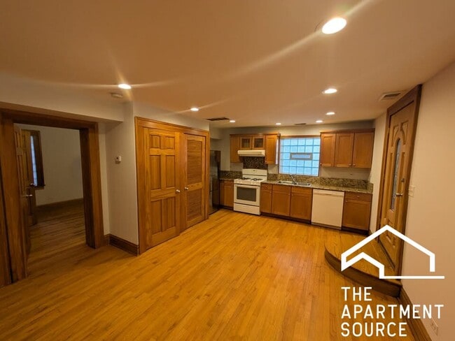3242 W Wrightwood Ave, Unit Garden in Chicago, IL - Foto de edificio - Building Photo