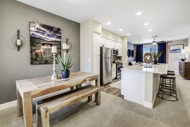 Desert Club in Phoenix, AZ - Foto de edificio - Building Photo