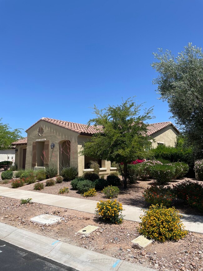 property at 5319 S Chatsworth