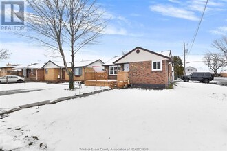 2596 Meighen Rd in Windsor, ON - Building Photo - Building Photo