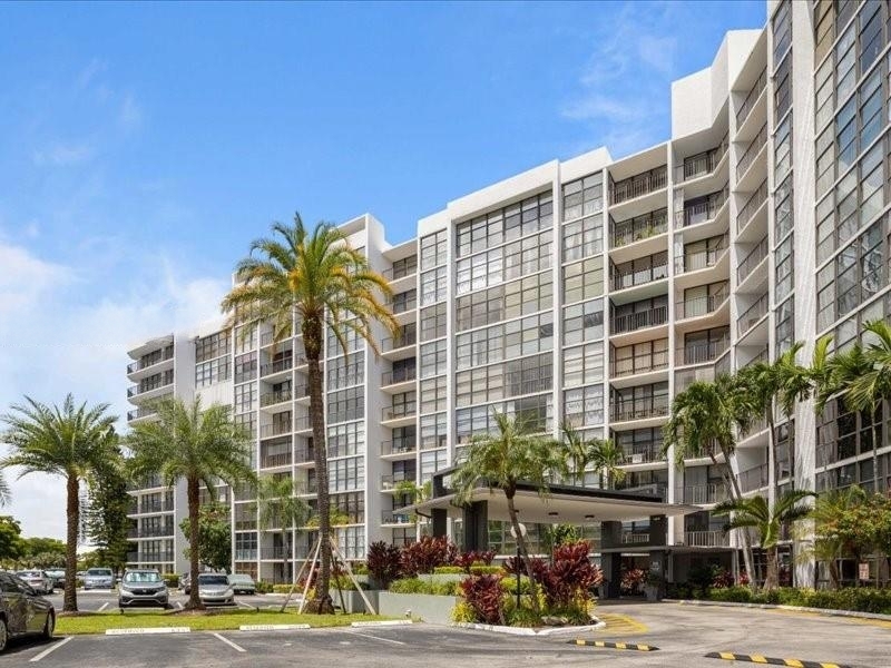 800 Parkview Dr, Unit 507 in Hallandale Beach, FL - Building Photo