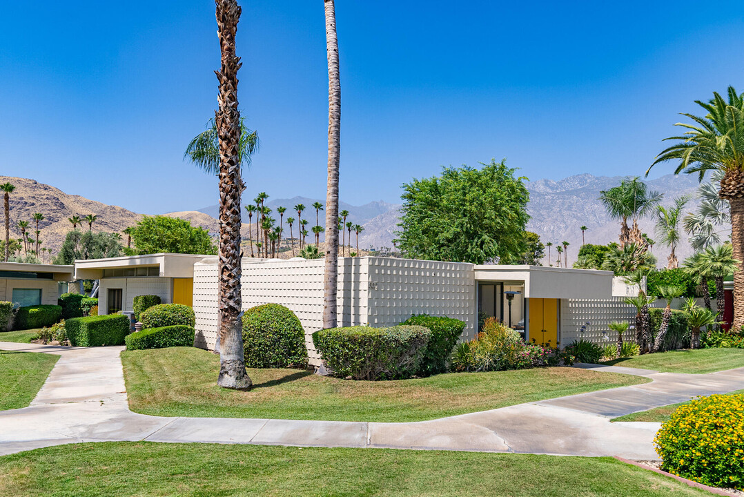 322 Desert Lakes Dr in Palm Springs, CA - Foto de edificio