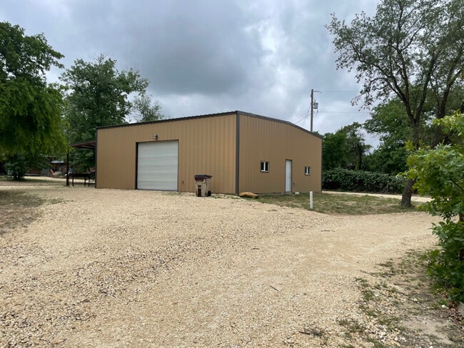 3336 I-35 in Natalia, TX - Building Photo - Building Photo