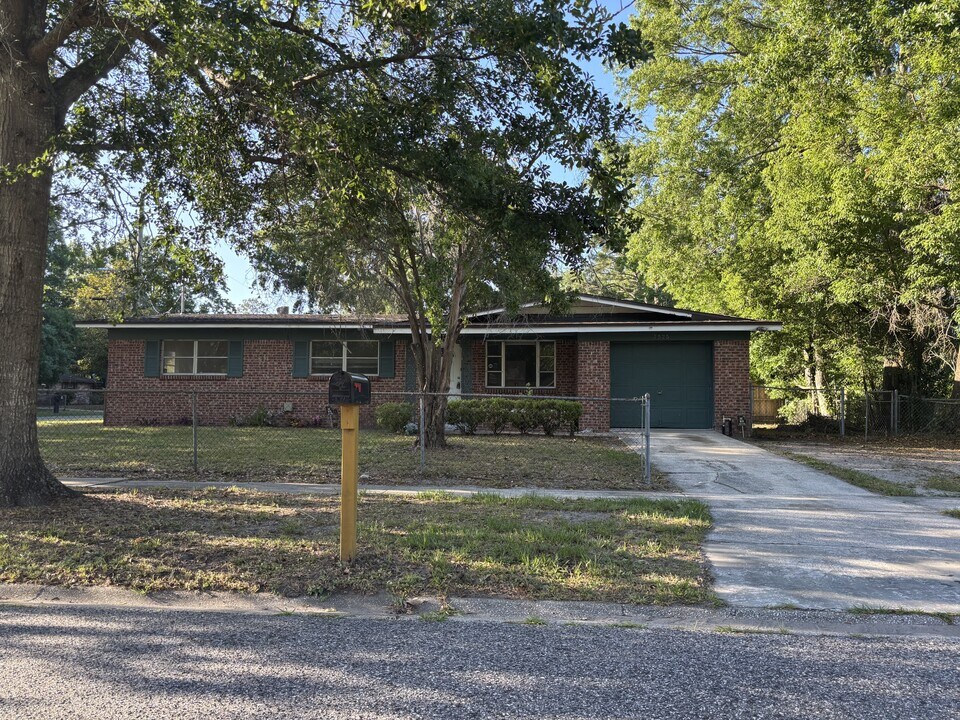 7525 Sharbeth Dr S in Jacksonville, FL - Building Photo