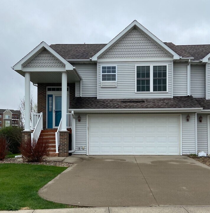 1627 Vandello Cir in North Liberty, IA - Building Photo