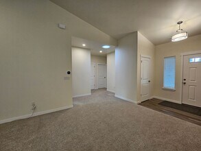 14739 Bingham Ave E in Tacoma, WA - Building Photo - Building Photo