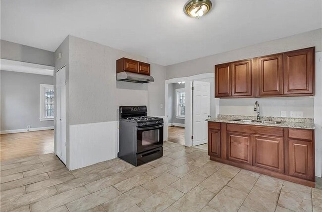 77 Fuller Ave, Unit 1 in Central Falls, RI - Foto de edificio - Building Photo