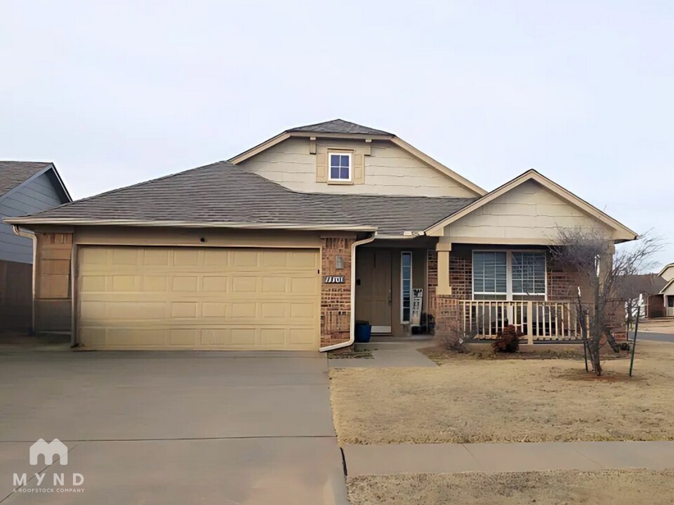 13301 SW 2nd St in Yukon, OK - Building Photo