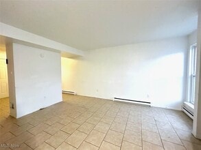 201 Burton Dr in Cadiz, OH - Foto de edificio - Building Photo