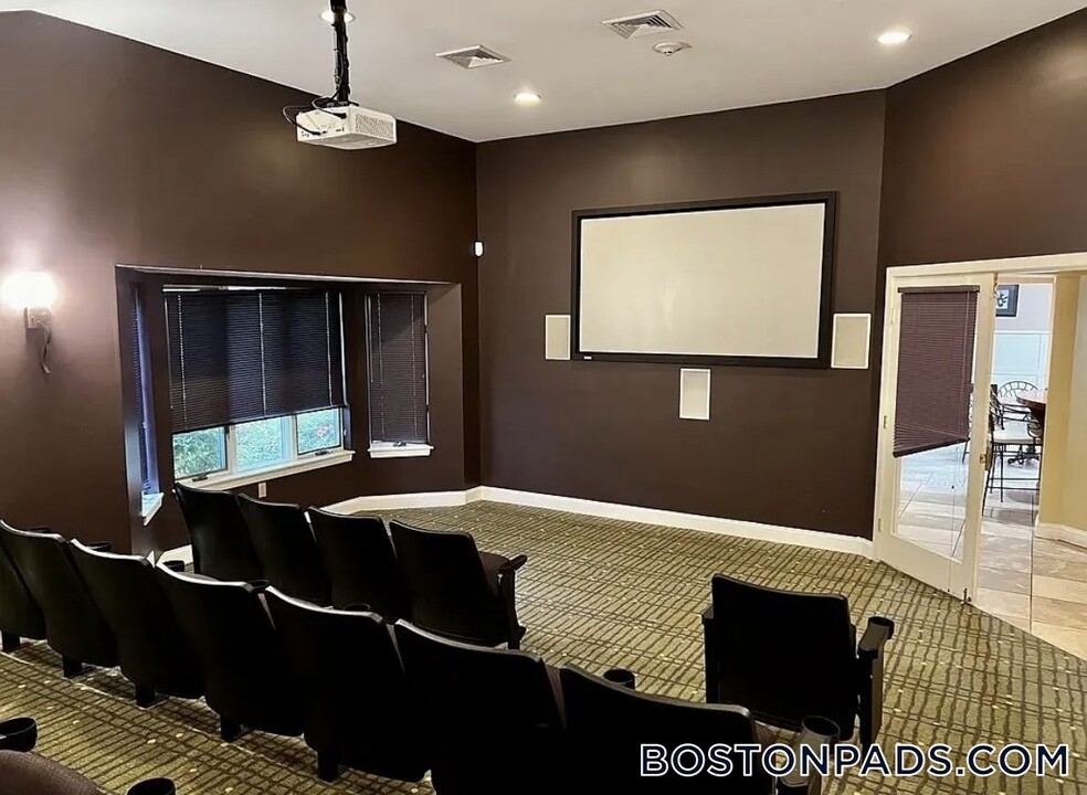 1200 Spring Valley Dr in Andover, MA - Foto de edificio