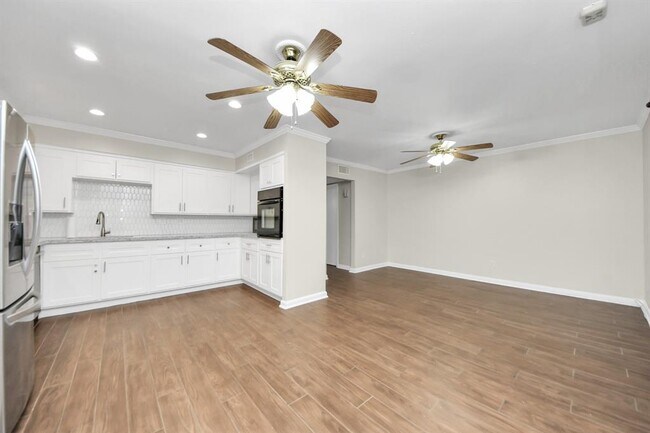 8234 Fondren Rd in Houston, TX - Building Photo - Building Photo