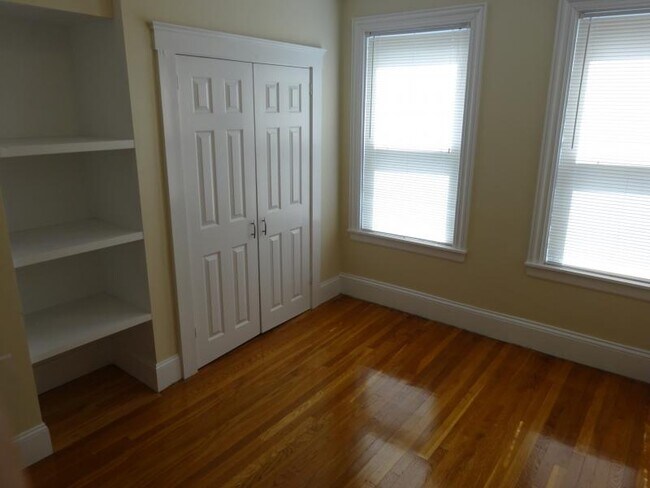 57 Riverdale St, Unit #1 in Boston, MA - Foto de edificio - Building Photo