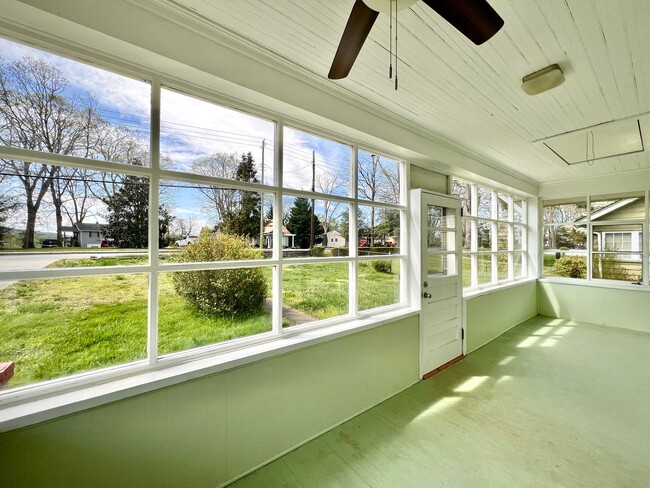 702 Fairview Rd in Asheville, NC - Building Photo - Building Photo