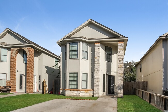 property at 3007 La Estancia Ln