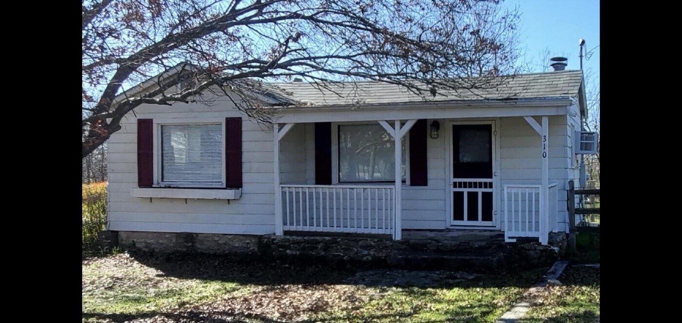 310 S Crook in Cresson, TX - Building Photo