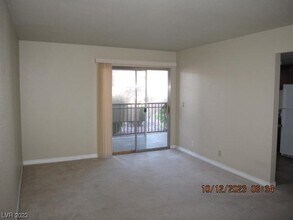 5116 River Glen Dr, Unit 225 in Las Vegas, NV - Building Photo - Building Photo