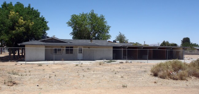 15340 Kiamichi Rd in Apple Valley, CA - Building Photo - Building Photo