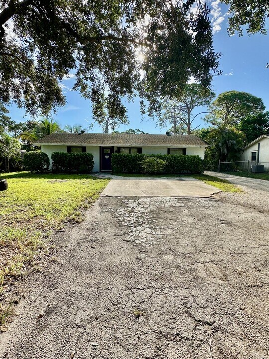 5282 2nd Rd in Greenacres, FL - Building Photo