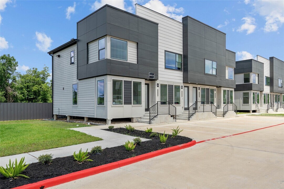 Villas at Mansfield ALL BILLS PAIDS in Houston, TX - Building Photo
