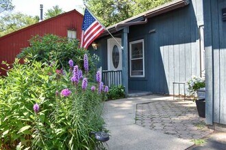 124 Thimbleberry Rd in Ballston Spa, NY - Foto de edificio - Building Photo