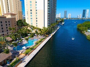 3340 NE 190th St, Unit 403 in Aventura, FL - Foto de edificio - Building Photo
