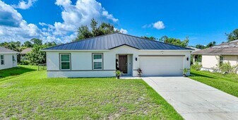 23121 Newcun Ave in Port Charlotte, FL - Building Photo