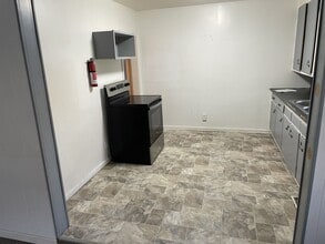 701 W Holmes Rd in Lansing, MI - Foto de edificio - Building Photo