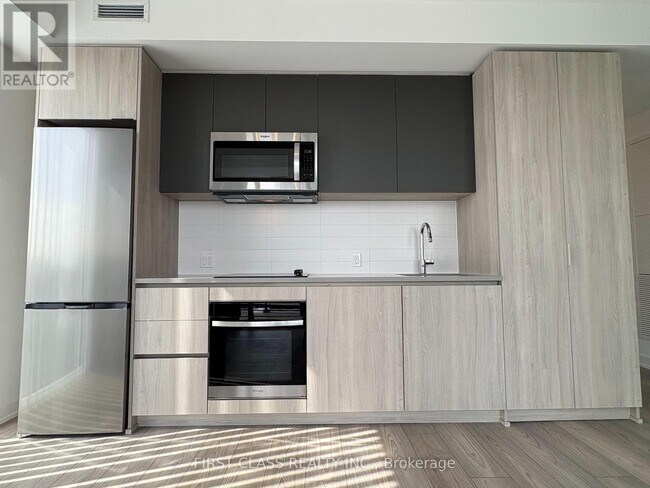 5858 Yonge St in Toronto, ON - Building Photo - Building Photo