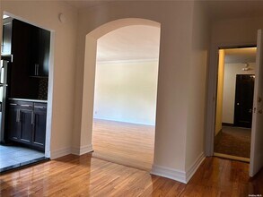 160 S Middle Neck Rd in Great Neck, NY - Building Photo - Building Photo