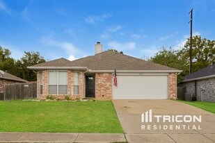 1402 Misty Meadow Dr in Midlothian, TX - Building Photo