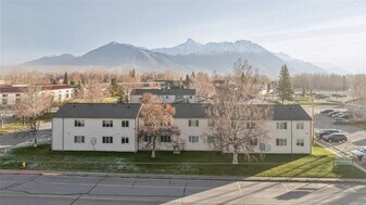 424 E Dogwood Ave in Palmer, AK - Building Photo