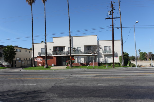 The Savannah in Canoga Park, CA - Building Photo - Building Photo