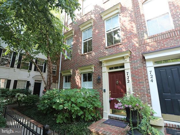 property at 722 Capitol Square Pl SW